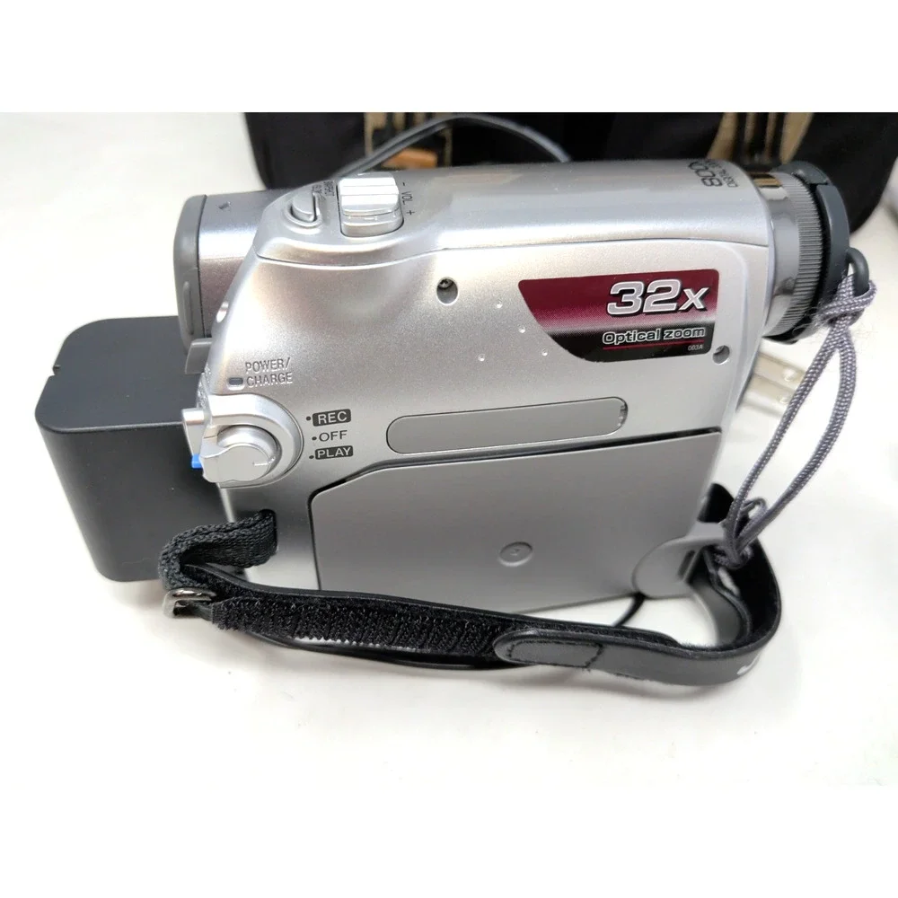 FOR PARTS JVC GR-D350U Digital Video Camera MINI-DV Camcorder w/Cord Charger